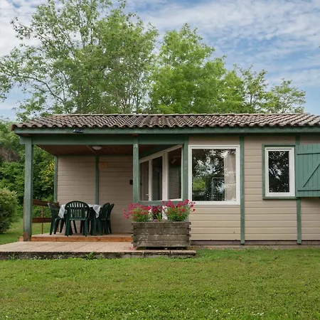 Camping Le Mont Libre - Cottage & Espace Nature - Gannat Exterior photo
