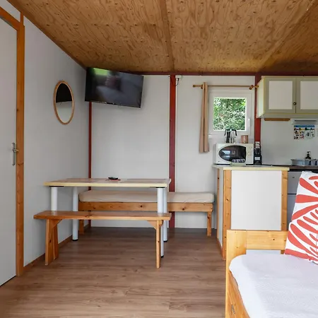 Camping Le Mont Libre - Cottage & Espace Nature - Gannat Exterior photo