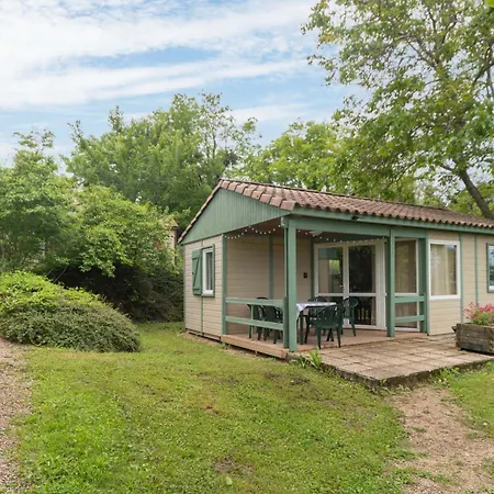 Camping Le Mont Libre - Cottage & Espace Nature - Gannat Exterior photo