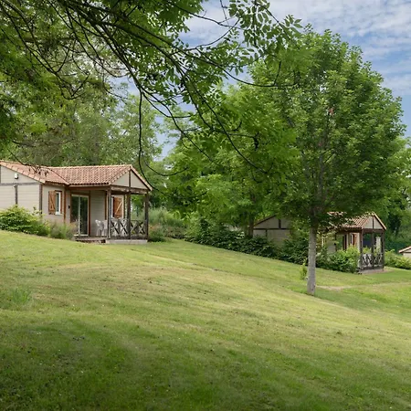 Camping Le Mont Libre - Cottage & Espace Nature - Gannat Exterior photo