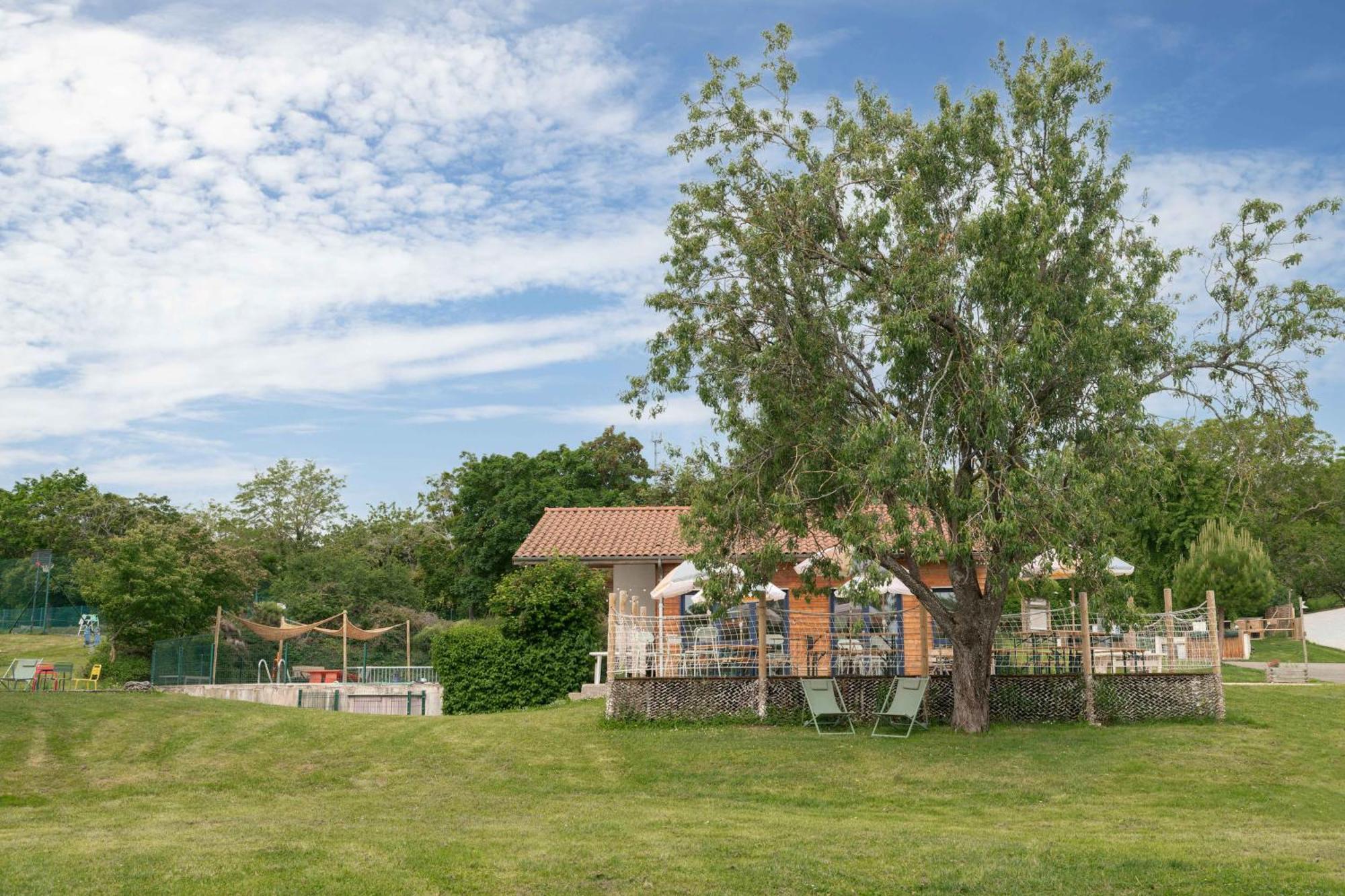 Le Mont Libre - & Espace Nature - Campsite Gannat
